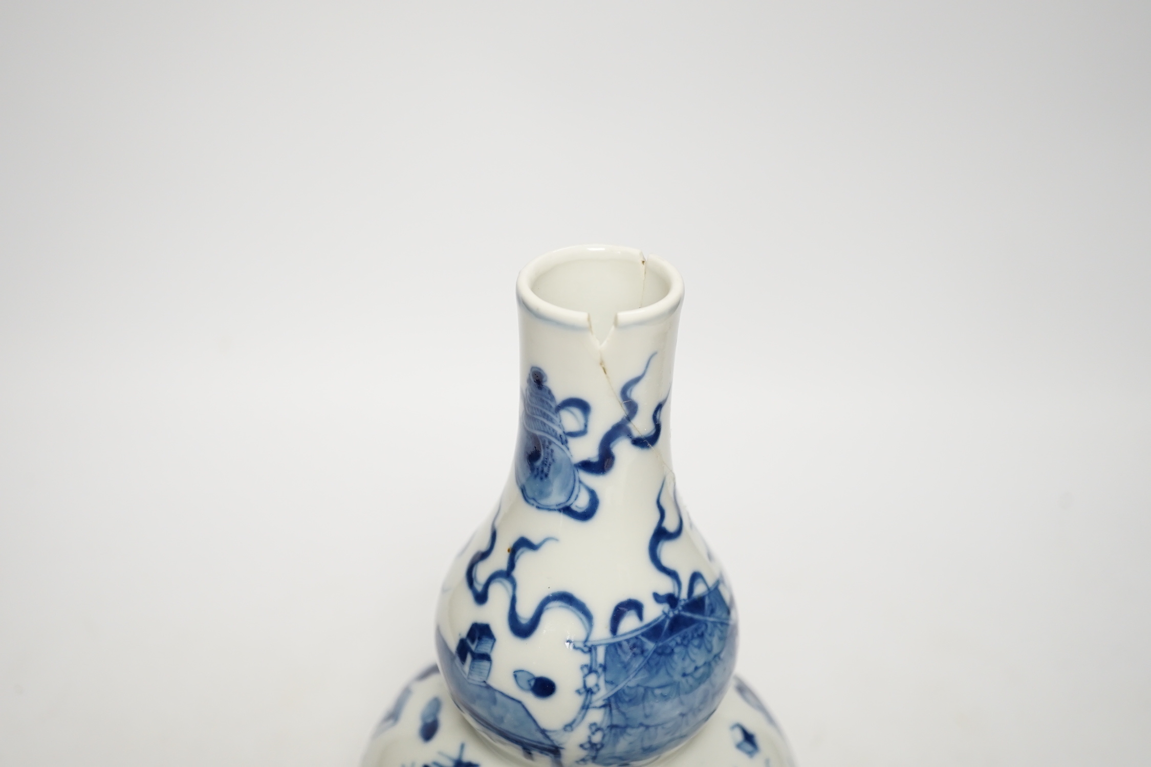 A late 19th century Chinese blue and white double gourd vase and cover 26cm high